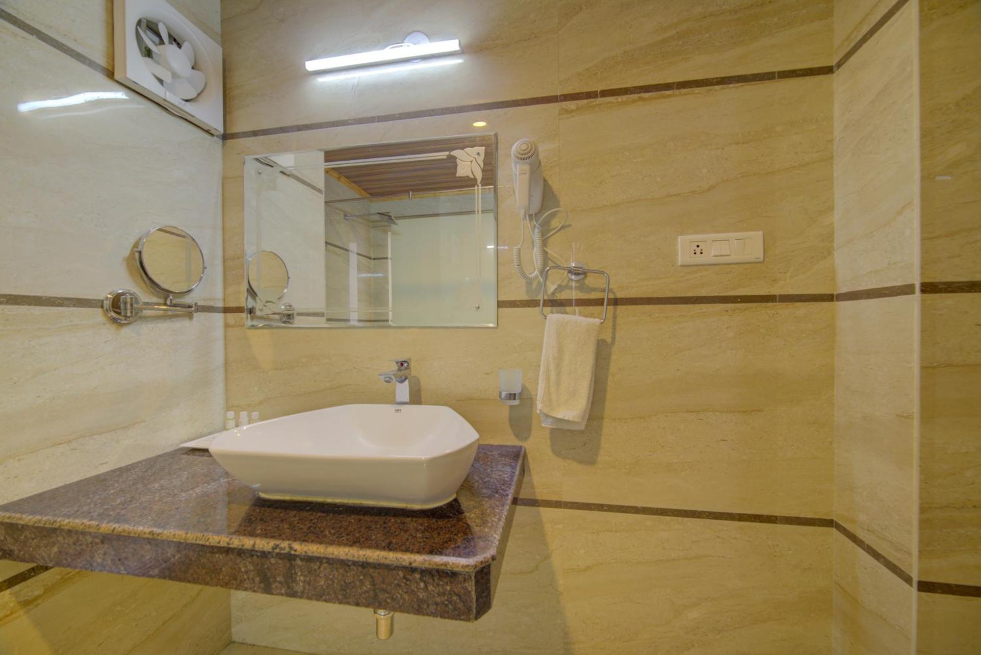 Grace Resort And Spa Manāli Buitenkant foto