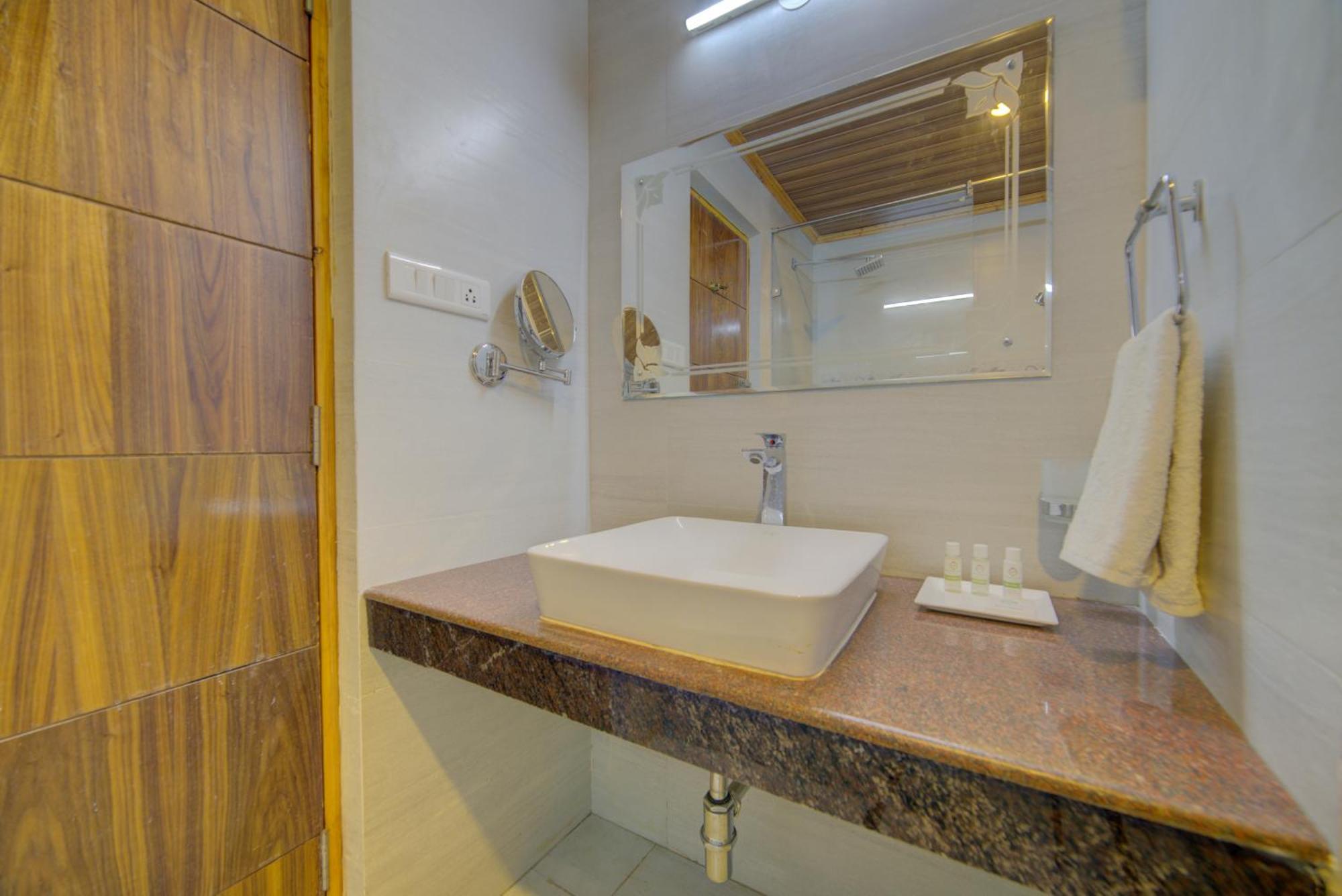 Grace Resort And Spa Manāli Buitenkant foto